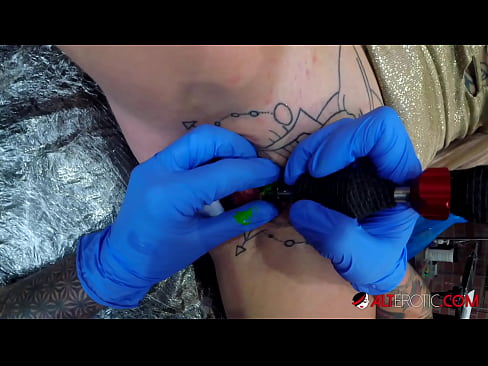 ❤️ Nagpa-tattoo sa kanyang klitoris ang sobrang tattoo na hottie na si Sully Savage ️❌ Porno sa tl.ttsex.ru ﹏